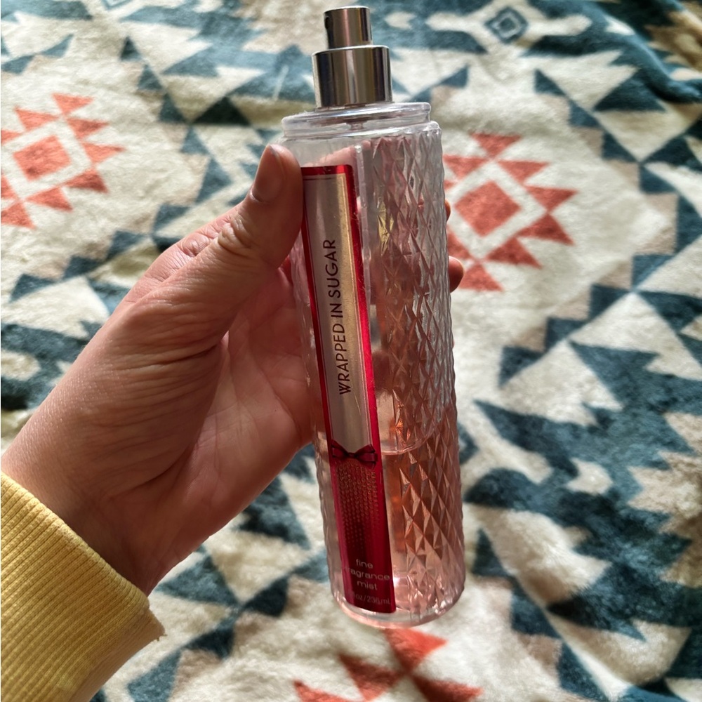 ❌SOLD DO NOT BUY❌ Bath & Body Works Wrapped in Sugar Fragrance Mist